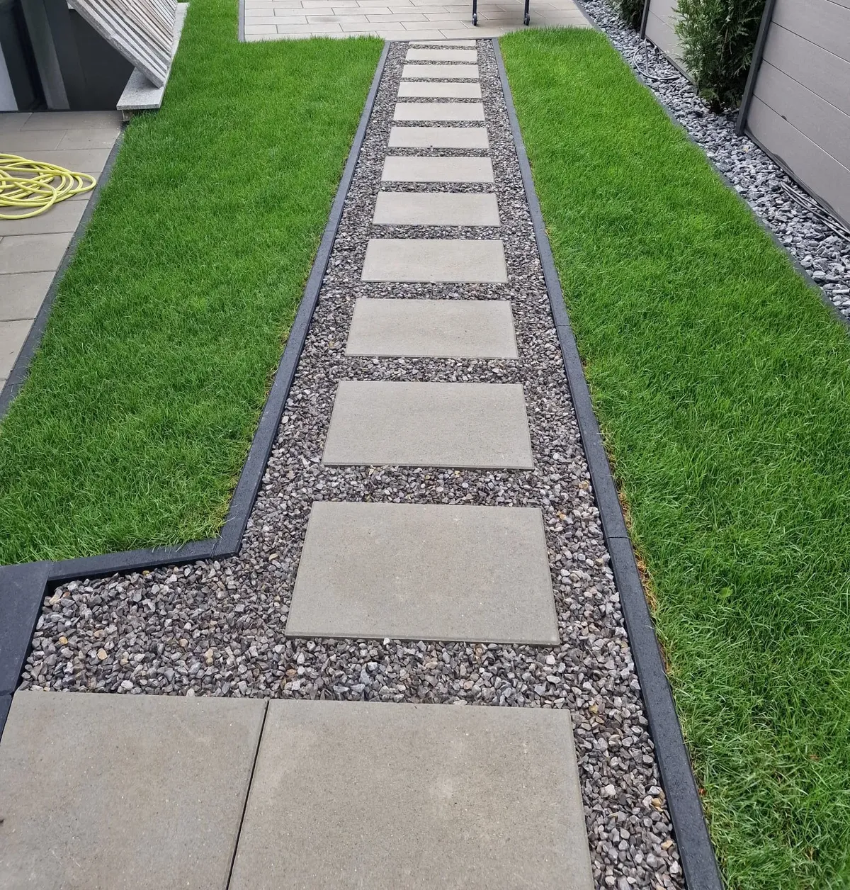 Fertig angelegter Garten mit Rollrasen, Plattenweg und Sichtschutz — Projekt von Gartenbau Z.M.