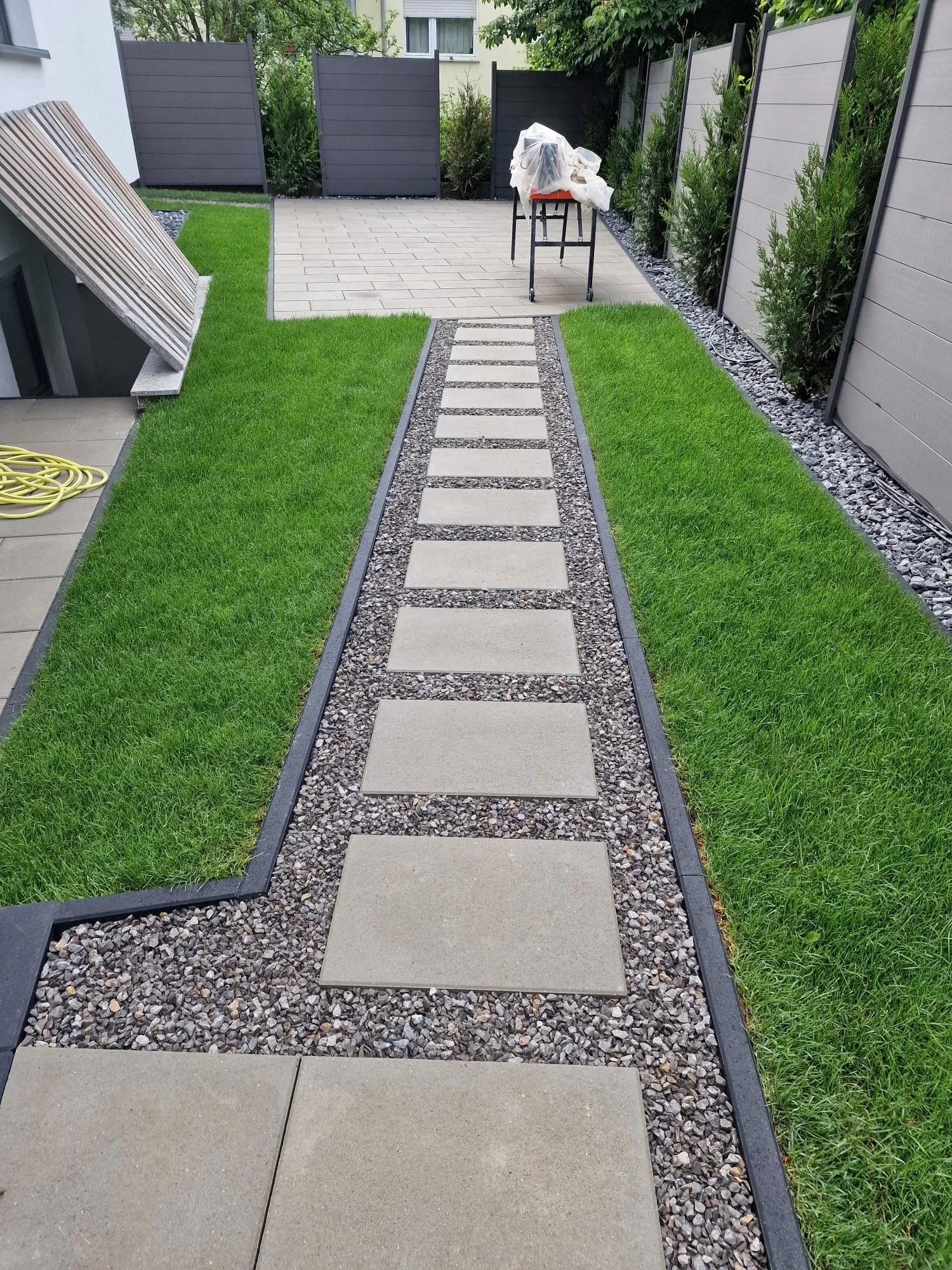 Schmaler Seitengarten mit Plattenweg