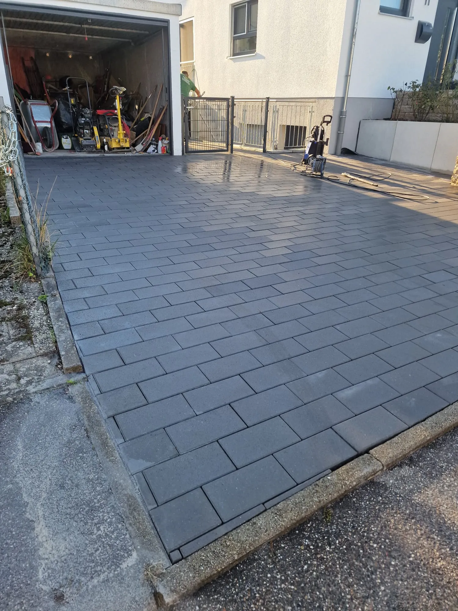 Hofzufahrt mit anthrazitfarbenem Pflaster