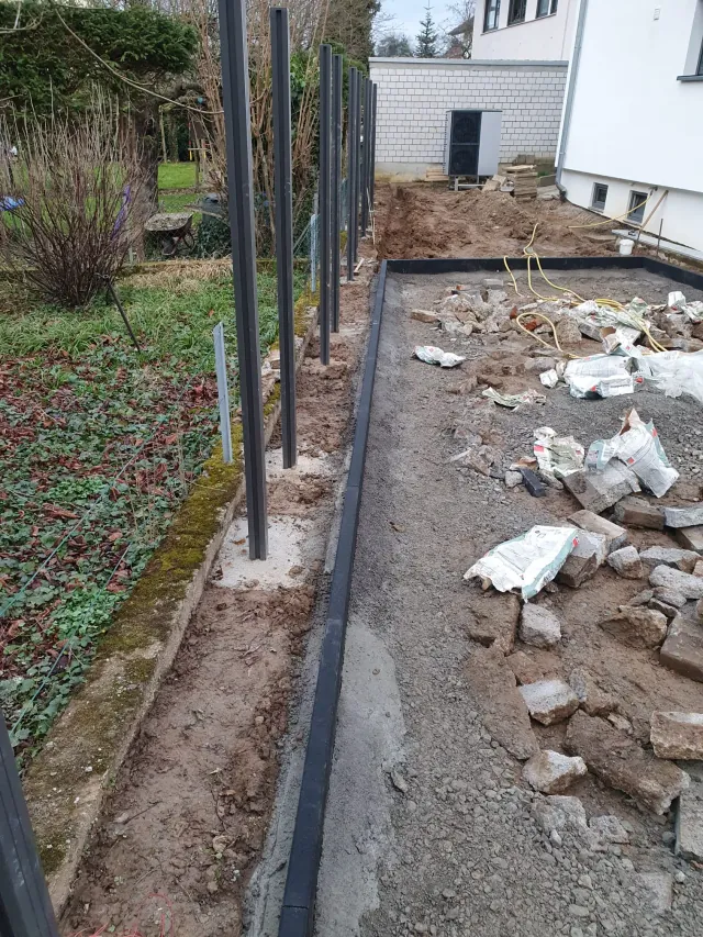 Schmaler Seitengarten mit Plattenweg — Bild 1