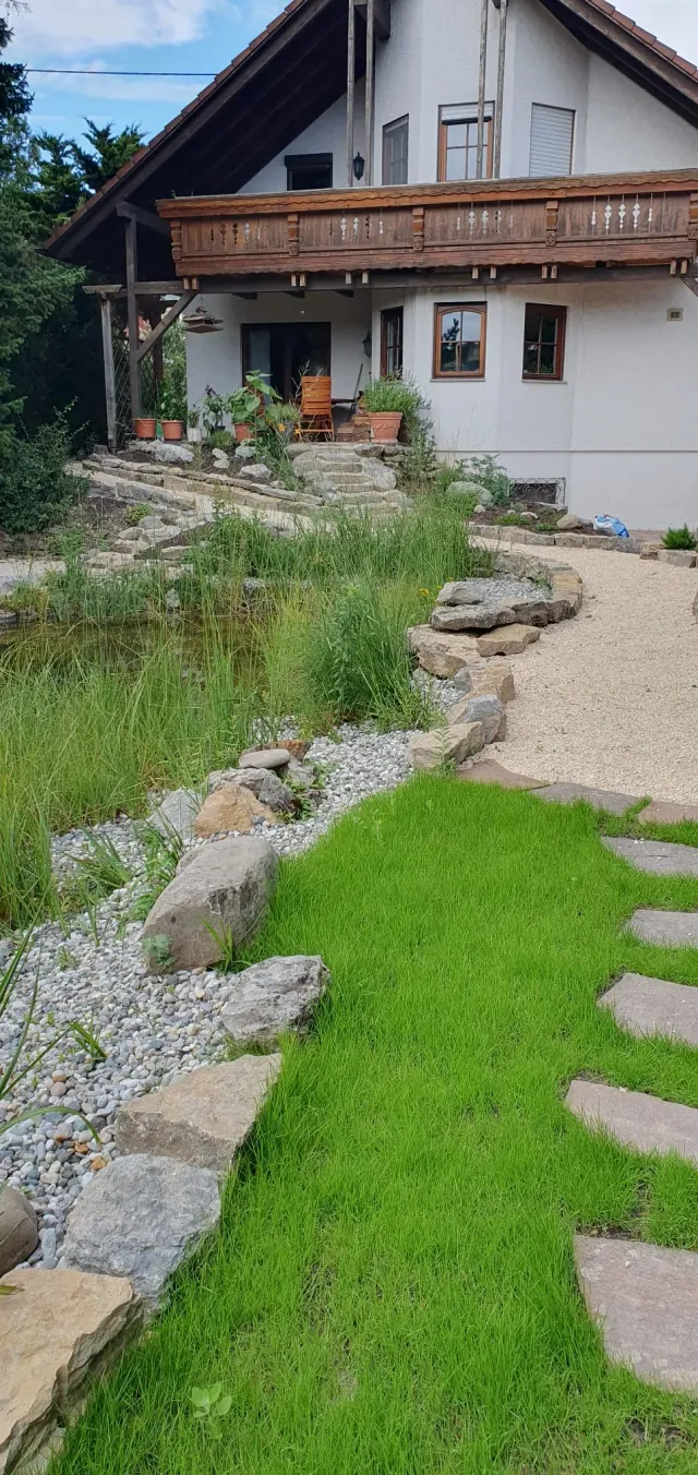 Garten mit Rasen, Trittplatten und Splittweg nach dem Umbau