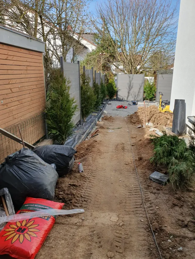 Schmaler Seitengarten mit Plattenweg — Bild 2