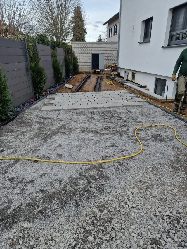 Schmaler Seitengarten mit Plattenweg — Bild 3