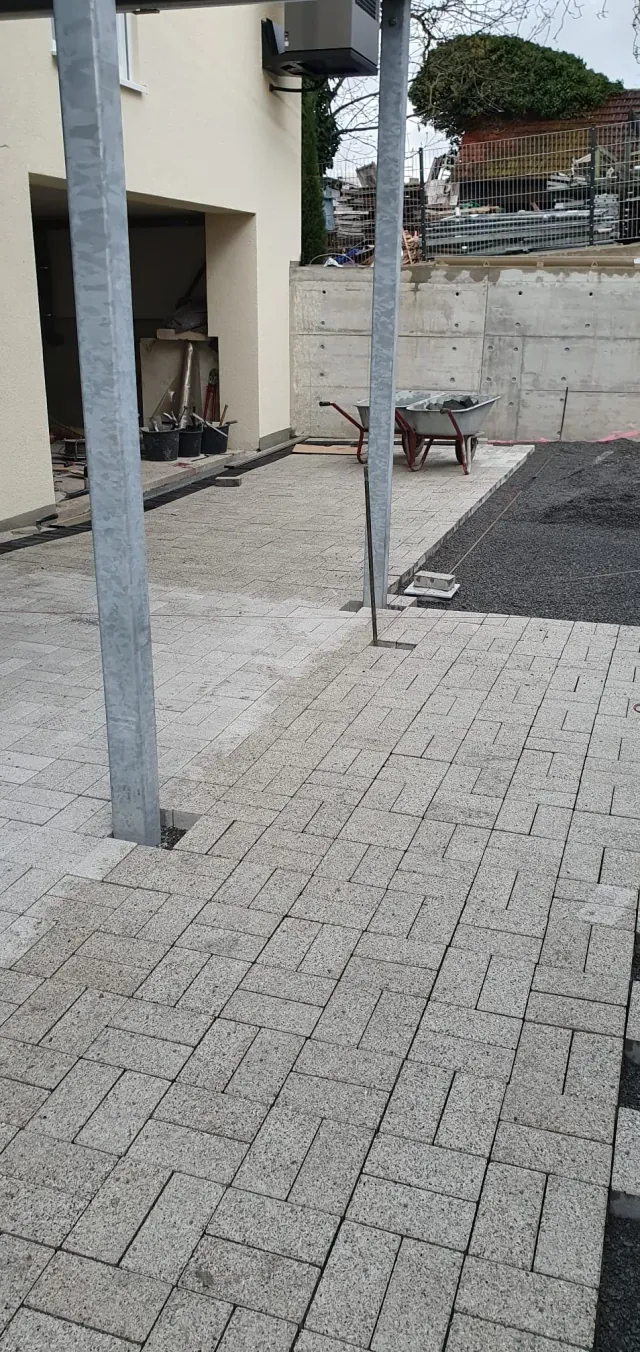 Innenhof mit Pflaster und Entwässerungsrinnen