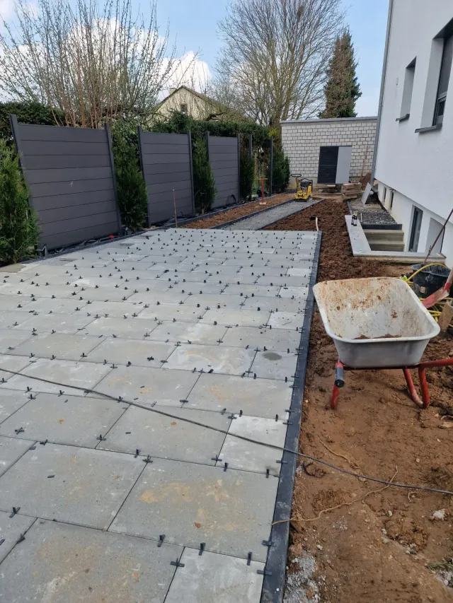 Schmaler Seitengarten mit Plattenweg — Bild 4