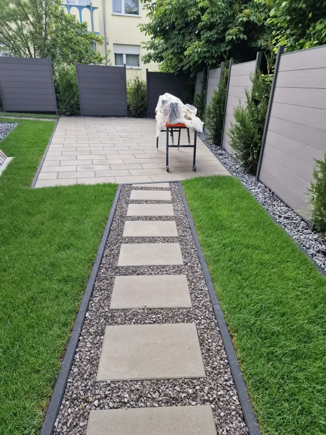 Schmaler Seitengarten mit Plattenweg — Bild 6