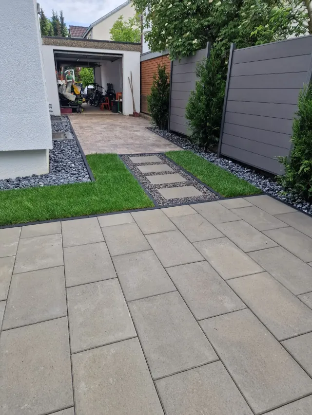 Schmaler Seitengarten mit Plattenweg — Bild 7