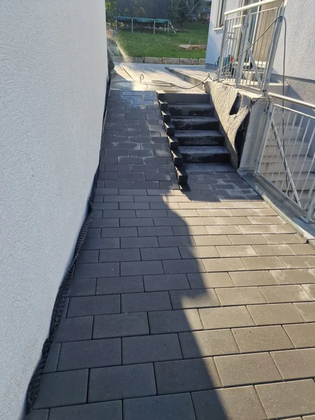 Hofzufahrt mit anthrazitfarbenem Pflaster — Bild 4