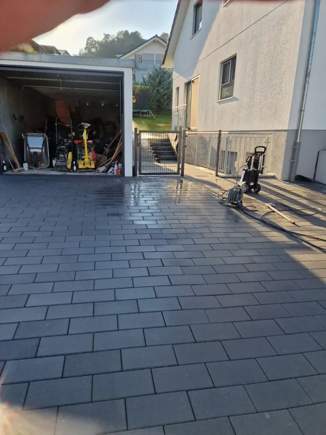 Hofzufahrt mit anthrazitfarbenem Pflaster — Bild 6