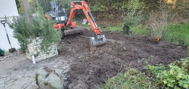 Erdarbeiten mit dem Minibagger im Garten