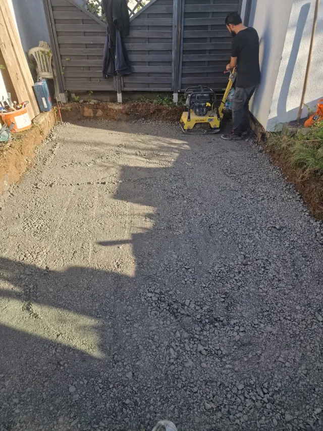 Verdichtete Tragschicht für einen Stellplatz neben dem Haus