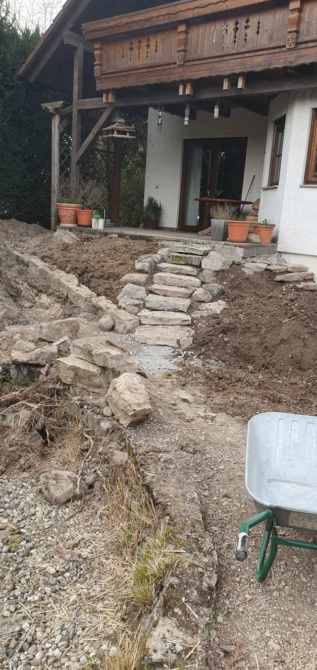 Natursteinmauern, Treppen und Pflaster am Hang — Bild 1