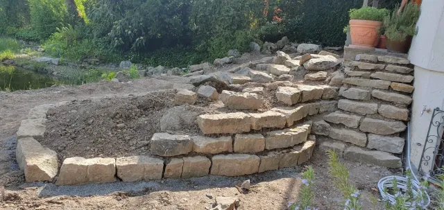 Natursteinmauern, Treppen und Pflaster am Hang — Bild 2
